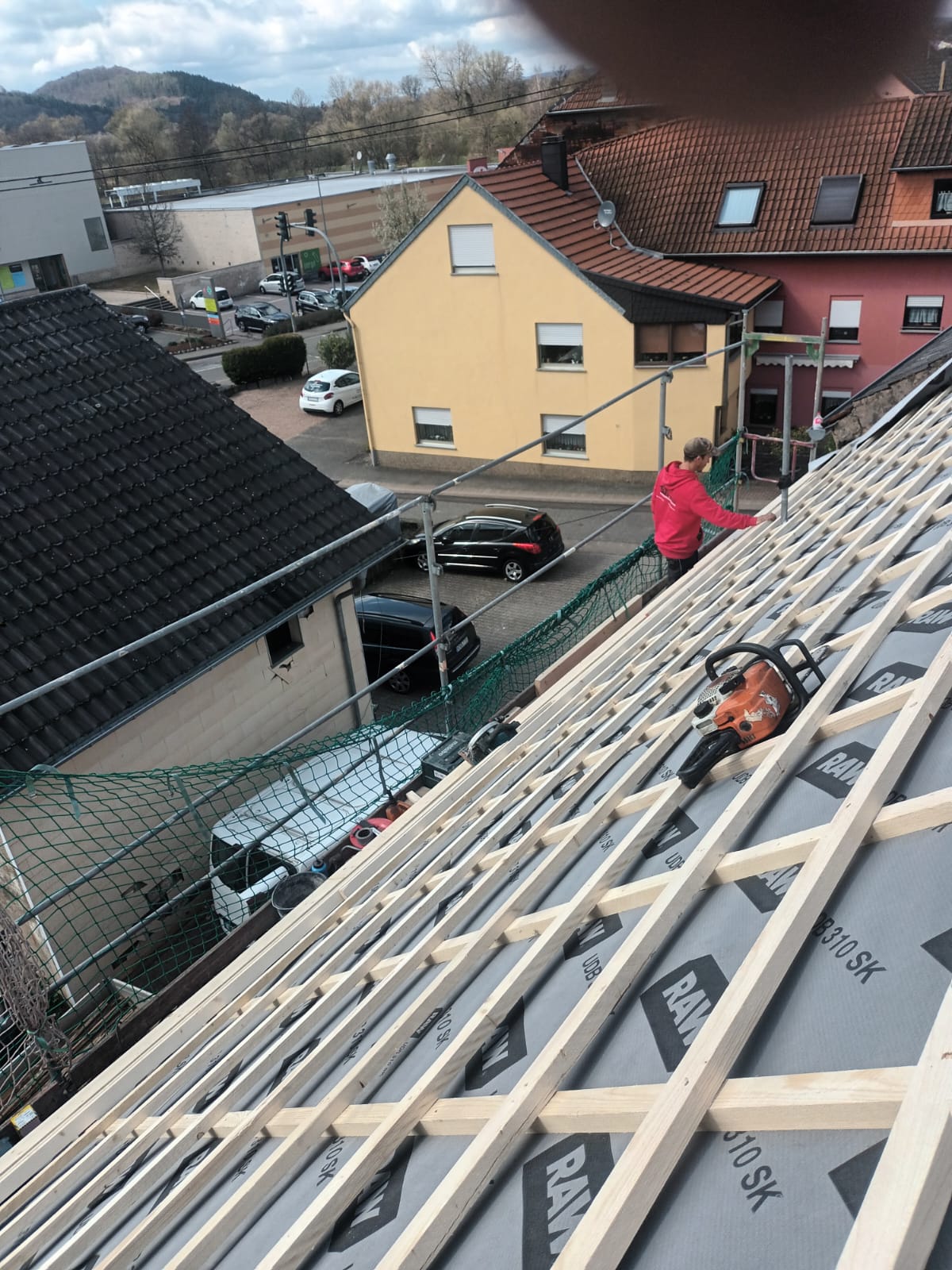 Mann der ein dach am Bauen ist 