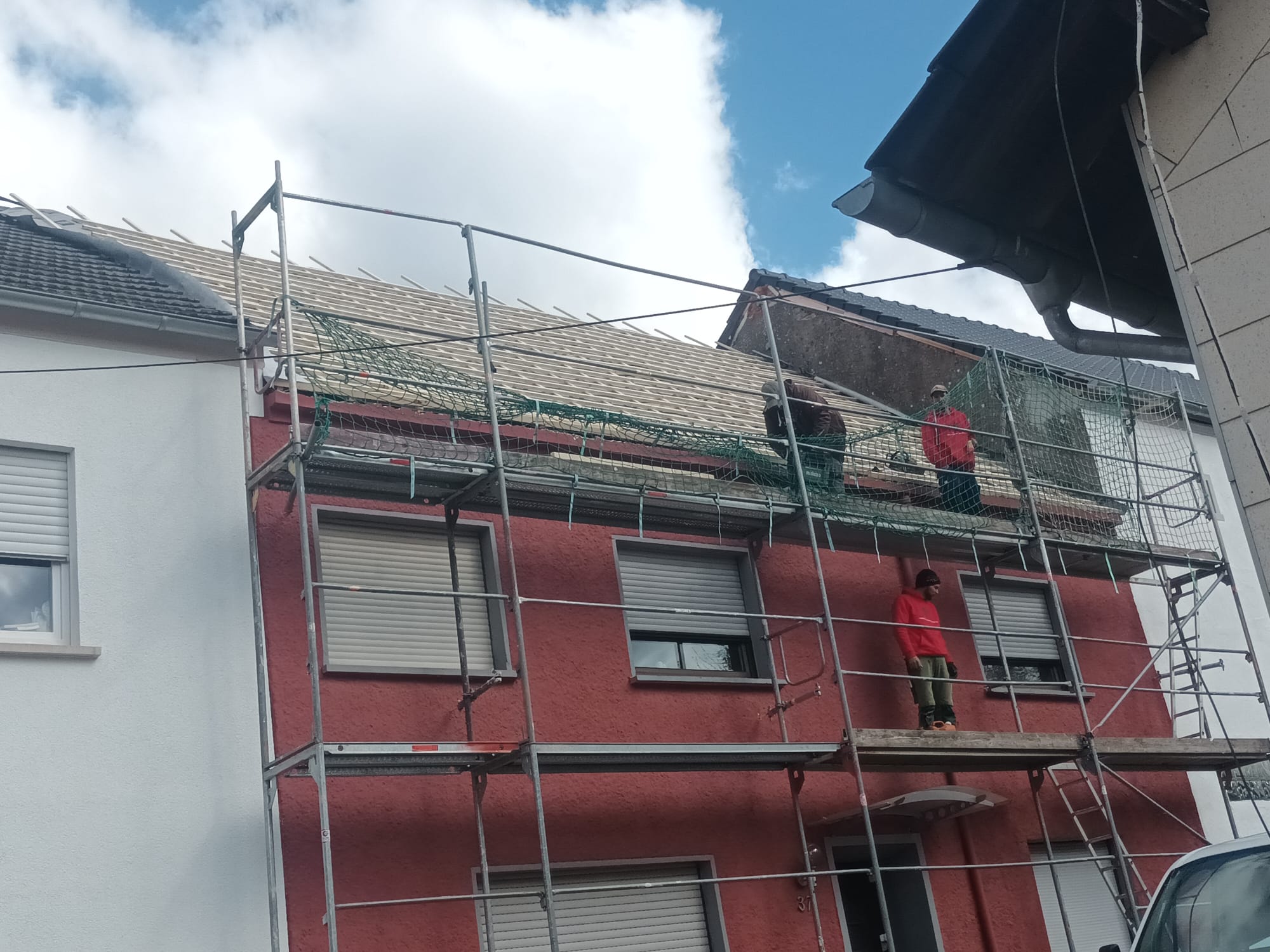Mann der ein Dach baut 